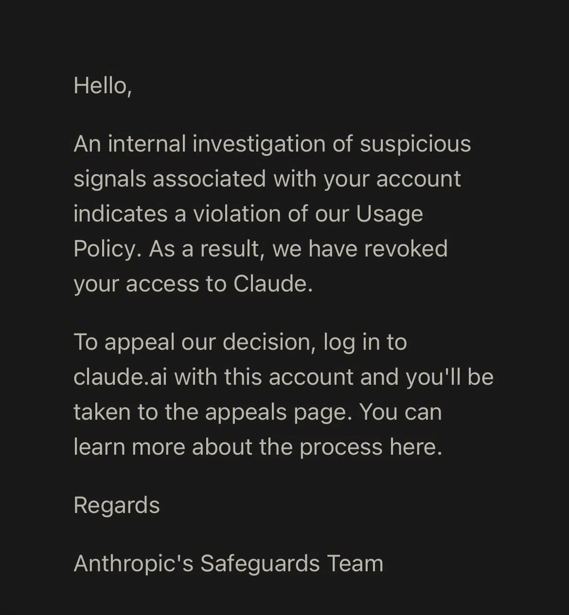 以「可疑信号内部调查」和使用政策为由的封号邮件;作者称刚申请 Claude Startups 项目。