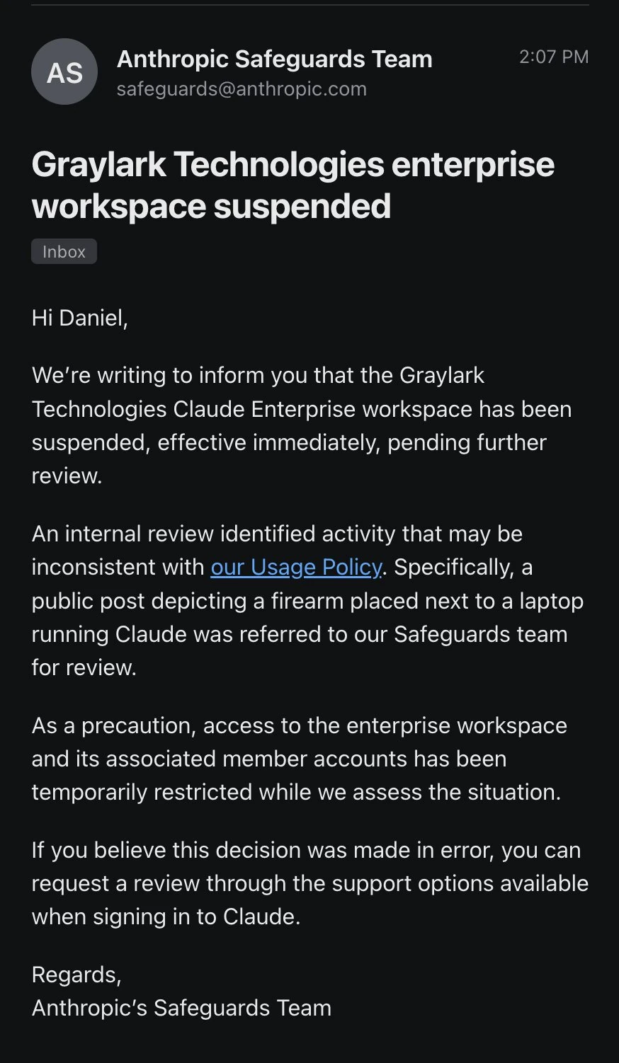 企业工作区被暂停:邮件称一条公开帖子中笔记本旁放着枪,被转交 Safeguards 审查,整个工作区及成员账号暂时受限。