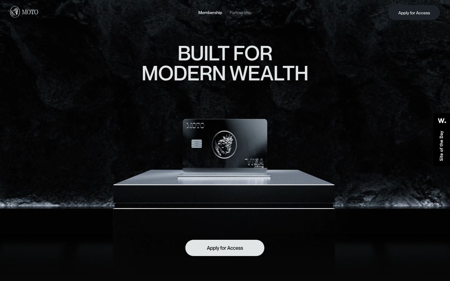 Moto：黑色展台上的金属卡配 3D 影像墙的高端会员信用卡官网