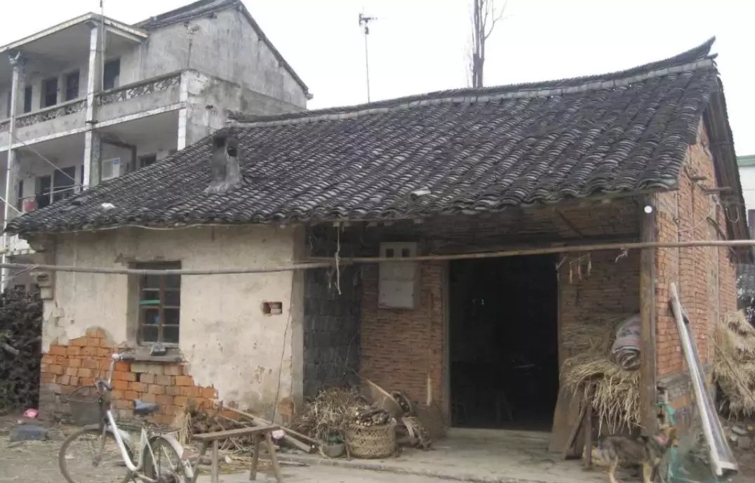 Turning an old house into a 1:24 miniature model with ChatGPT Image 2.5
