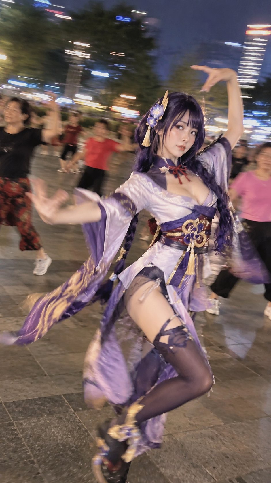 用 GPT Image 2.5 复刻低俗小说扭扭舞抓拍(第 2 张,共 4 张)