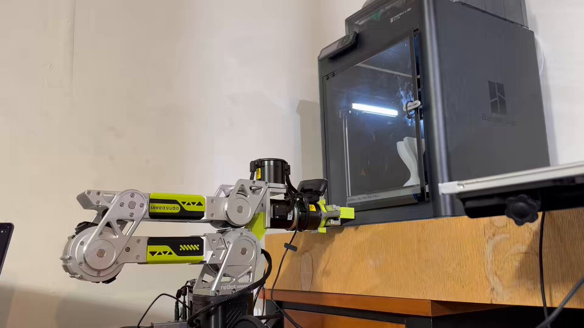 Opus 5.5 设计 3D 模型并指挥机械臂取件