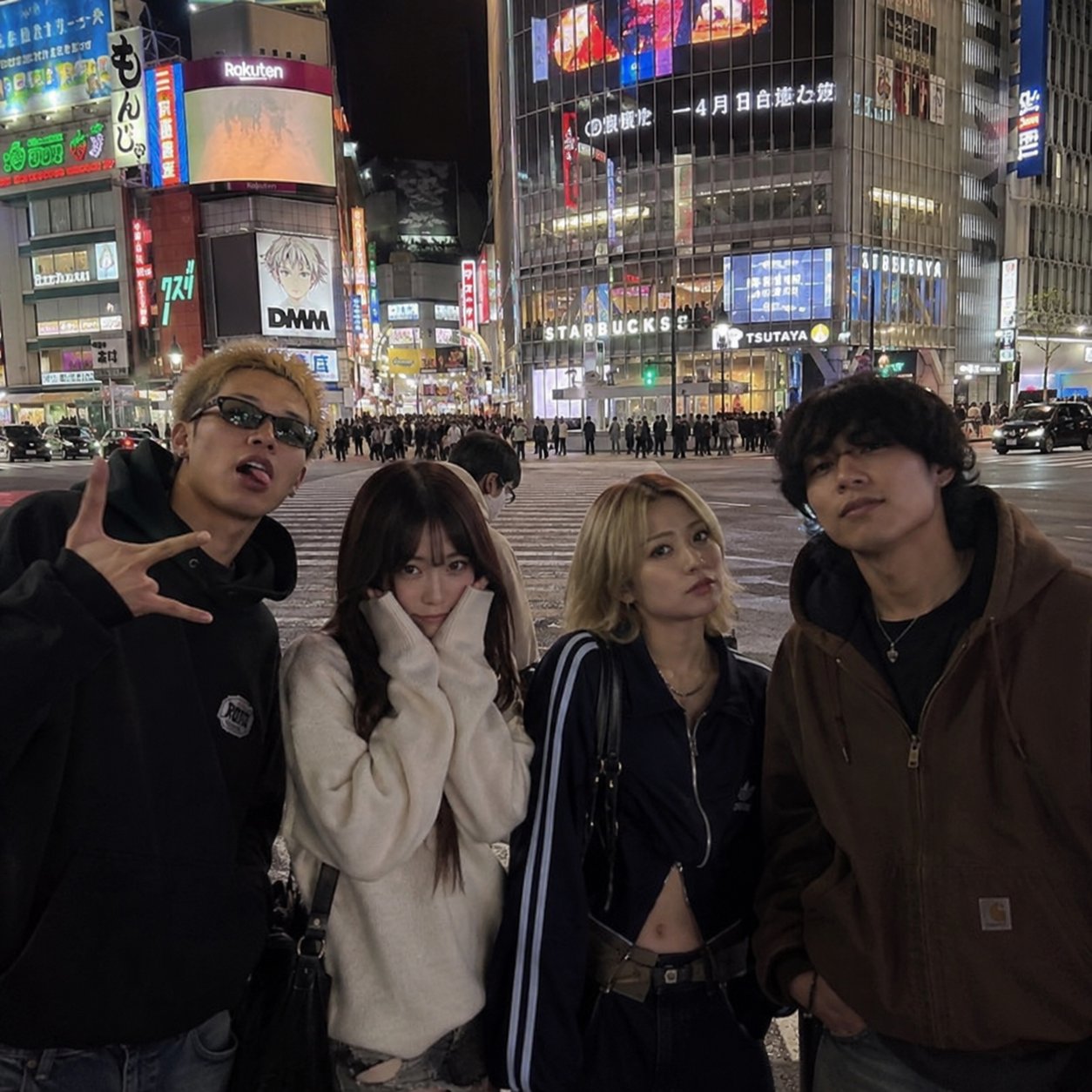 涩谷夜景人像：GPT Image 2.5 对 Nano Banana 2.1