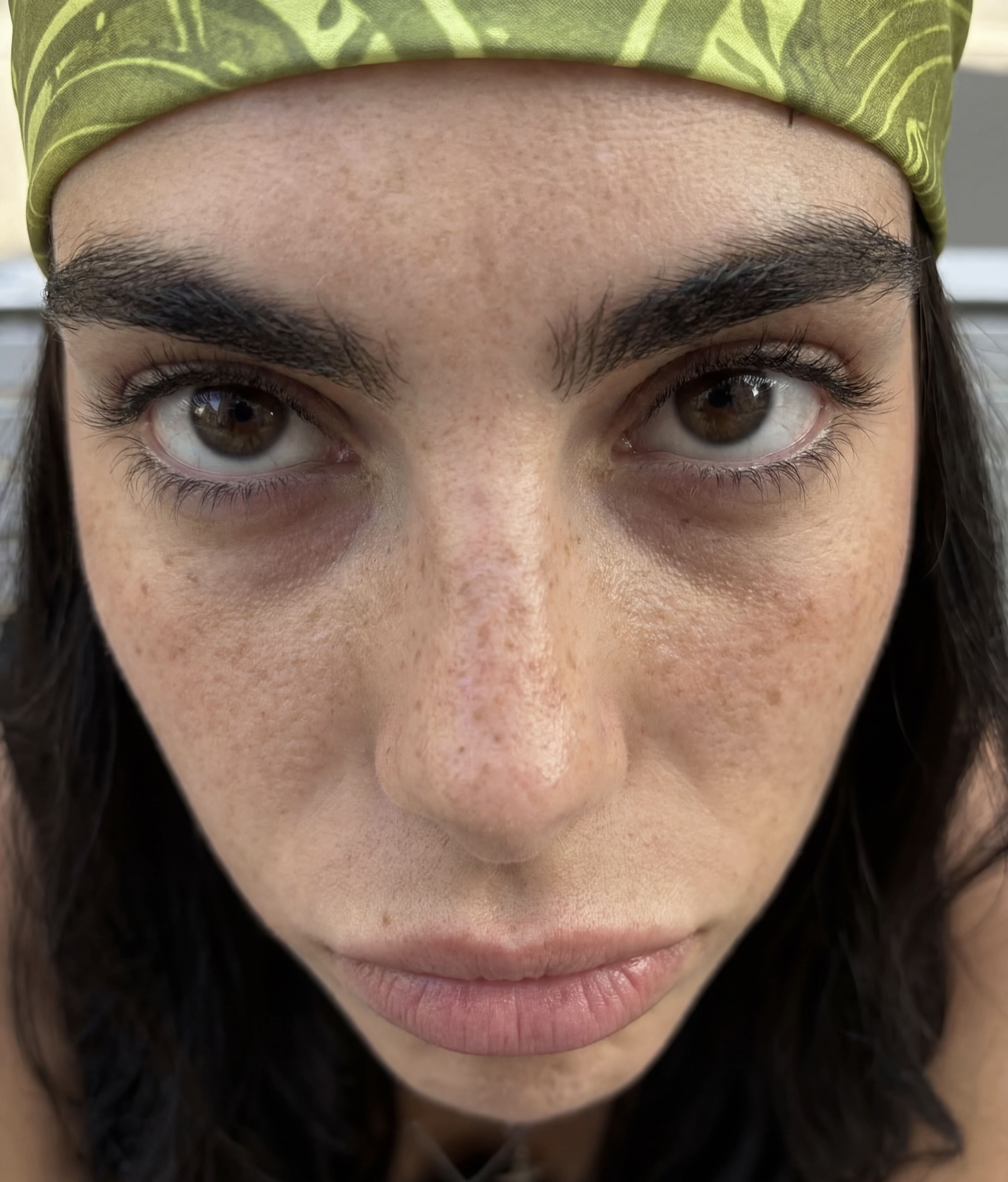 Reverse-engineering photo style into a JSON prompt for realistic UGC images